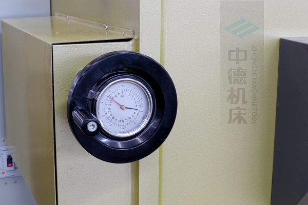 ZDG-640刀片間隙調節裝置，設置在機架前面，并有刻度顯示，調節方便.jpg