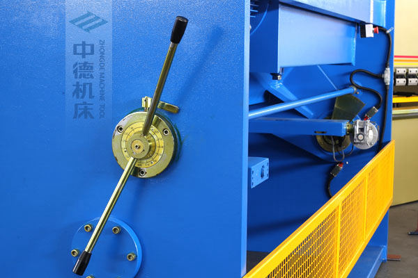 ZDS-432剪板機刀片間隙手動調節器，刻度清淅，調節省力又簡便.jpg